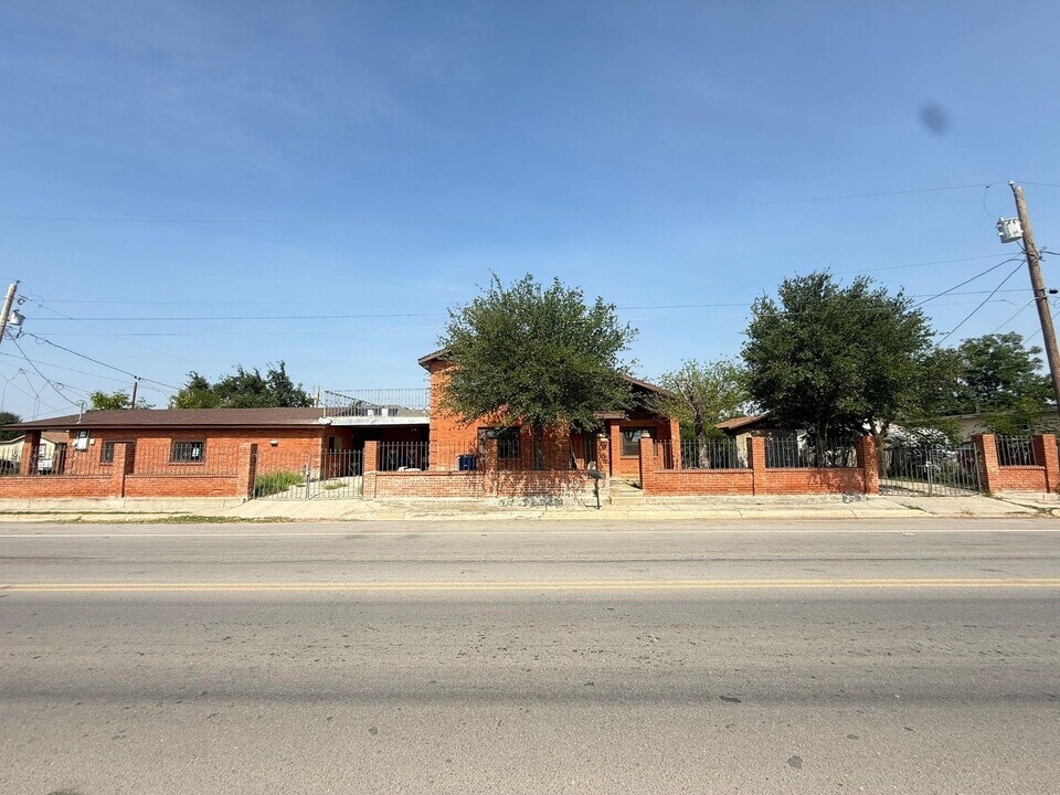 419 W Travis St in Laredo, TX - Building Photo