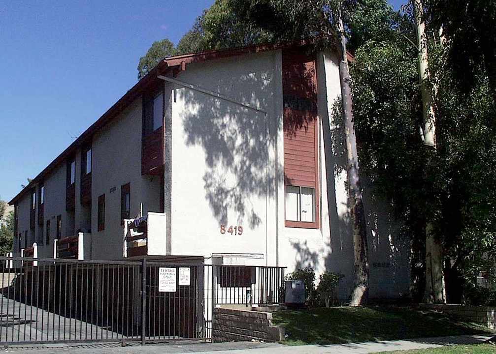 Orion Townhomes in North Hills, CA - Foto de edificio