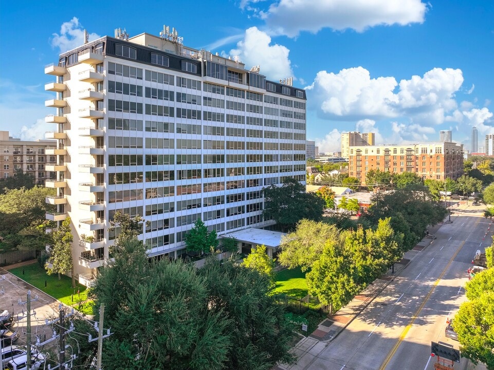 2701 Westheimer Rd in Houston, TX - Foto de edificio