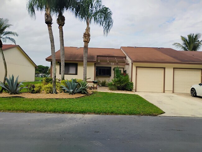 51 Mayfair Ln in Boynton Beach, FL - Foto de edificio - Building Photo