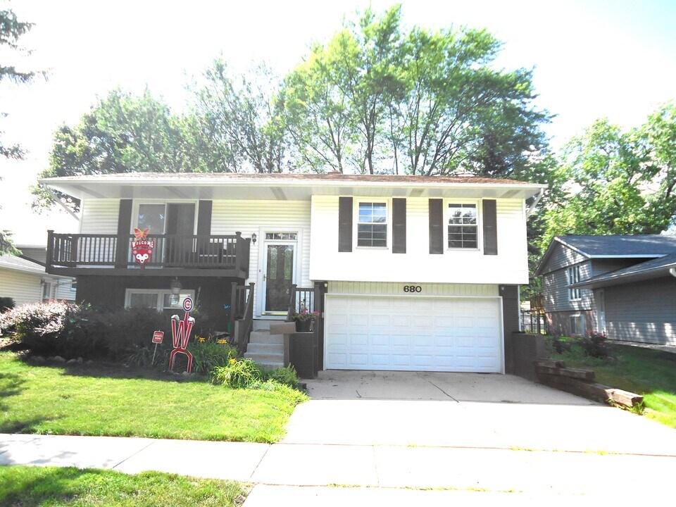 680 White Pine Rd in Buffalo Grove, IL - Building Photo