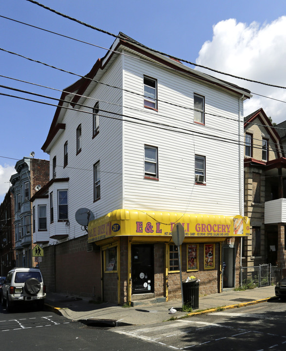 297 Van Houten Ave in Paterson, NJ - Building Photo