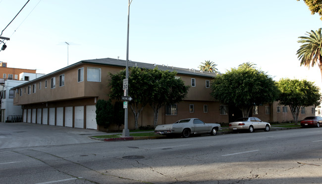 Sara's Apartments in Long Beach, CA - Foto de edificio - Building Photo