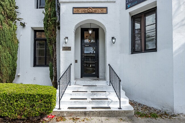 Val D' Kingsley LLC in Los Angeles, CA - Building Photo - Building Photo