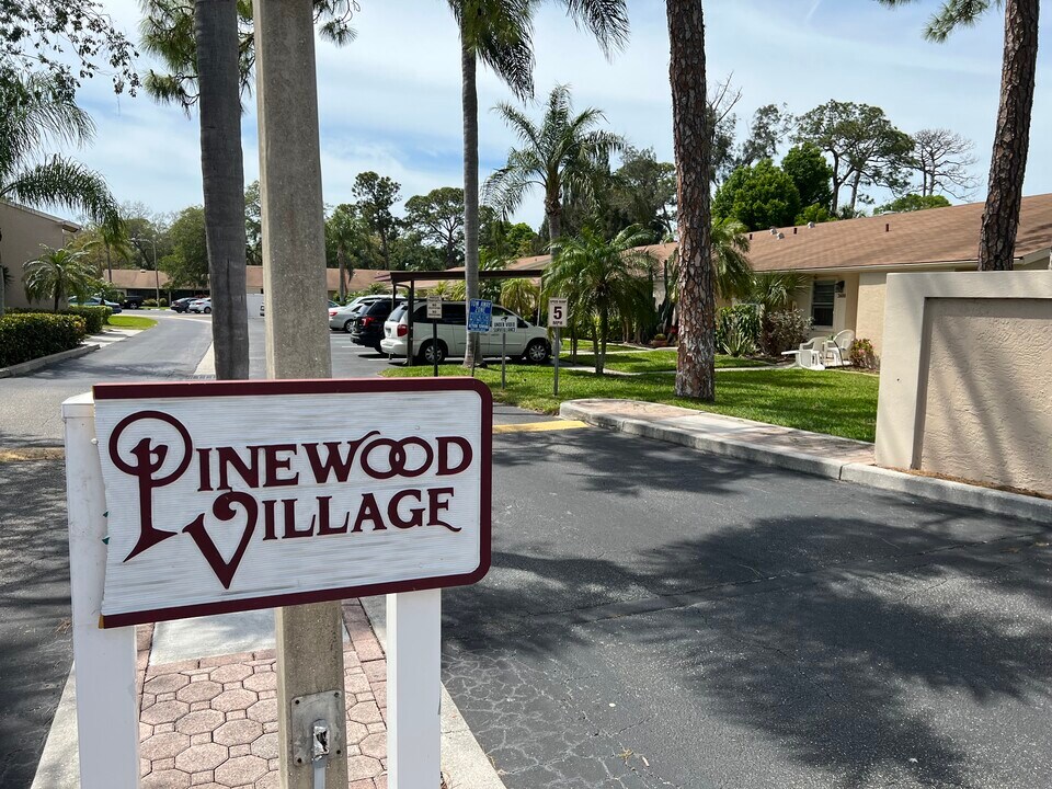 2772 Woodgate Ln, Unit 26 in Sarasota, FL - Building Photo