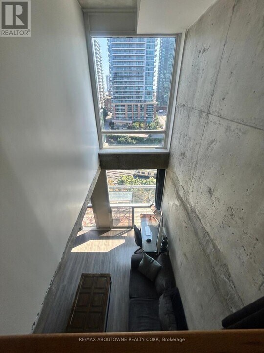 1029 King St W in Toronto, ON - Building Photo