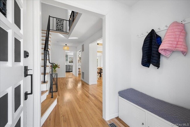 19 Sherwood Dr in Larchmont, NY - Building Photo - Building Photo