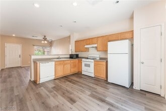 10633 Camel Rock Ct in Las Vegas, NV - Building Photo - Building Photo