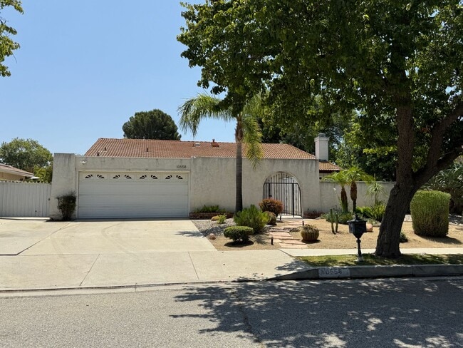 10558 Deering Ave in Chatsworth, CA - Foto de edificio - Building Photo