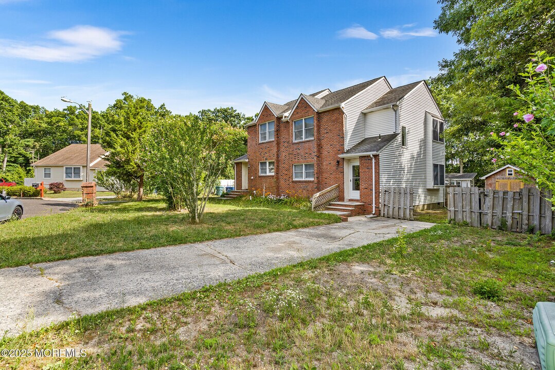 30 Winged Foot Ln in Little Egg Harbor Township, NJ - Building Photo