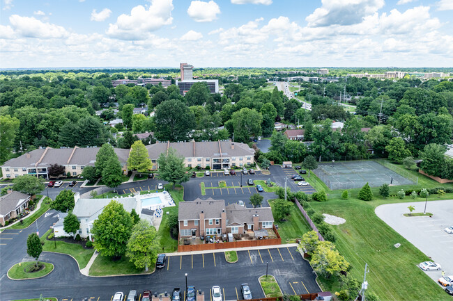 Royal Oaks Condominiums in Louisville, KY - Foto de edificio - Building Photo