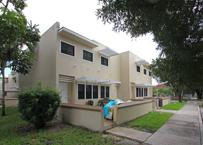 70-83 NW 35th St in Miami, FL - Foto de edificio - Building Photo