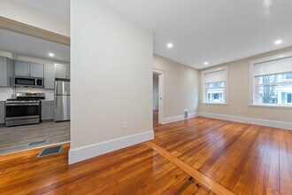 42 Brackett St, Unit 1 in Boston, MA - Foto de edificio - Building Photo