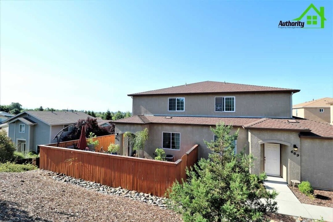 671 Mission De Oro Dr in Redding, CA - Building Photo