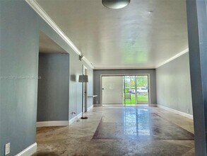 200 Waterway Dr S in Lantana, FL - Building Photo - Building Photo