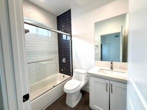 3918 Brighton Ave in Los Angeles, CA - Foto de edificio - Building Photo