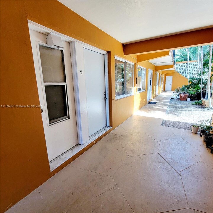 7901 SW 64th Ave in South Miami, FL - Building Photo