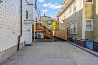 2175 SE Stark St, Unit 1 in Portland, OR - Building Photo - Building Photo