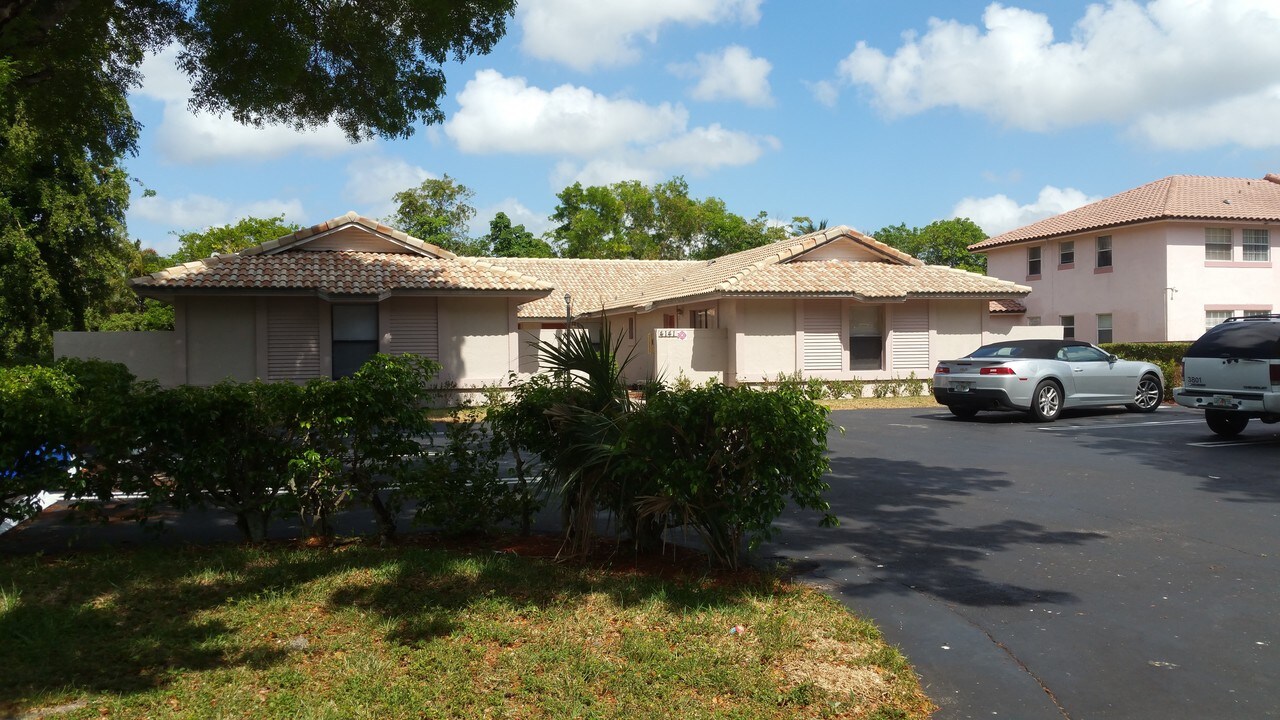 4141 NW 114th Ave in Coral Springs, FL - Foto de edificio