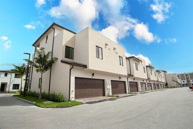 8160 NW 42nd St in Doral, FL - Building Photo - Building Photo
