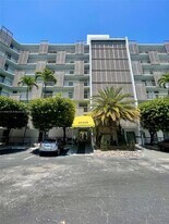 20400 W Country Club Dr, Unit 608 in Aventura, FL - Building Photo