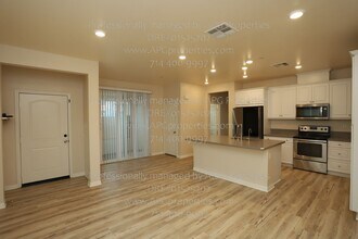 1696 W Trapezoid Dr in Anaheim, CA - Foto de edificio - Building Photo
