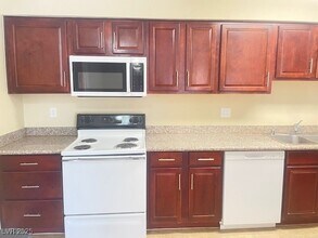 5180 Indian River Dr in Las Vegas, NV - Foto de edificio - Building Photo