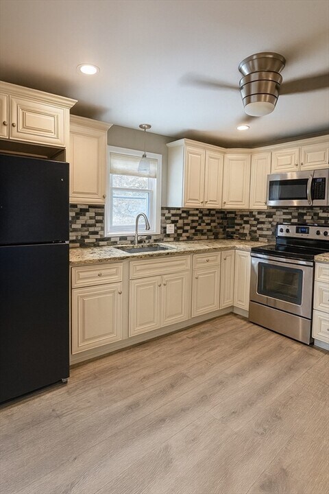 45 Roswell Ave in Dracut, MA - Building Photo