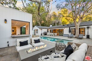 2245 Canyon Dr in Los Angeles, CA - Building Photo