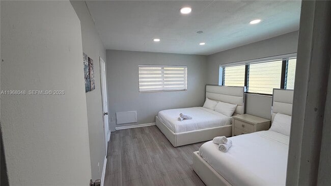 10004 E Bay Harbor Dr in Bay Harbor Islands, FL - Foto de edificio - Building Photo