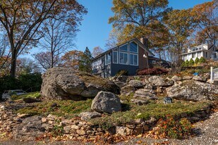 21 Edge Hill Rd in Guilford, CT - Building Photo