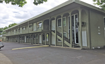 932 W 7th Ave in Eugene, OR - Foto de edificio - Building Photo