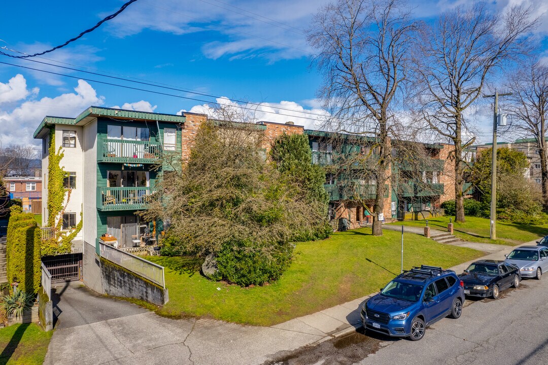 2345 5th Av W in Vancouver, BC - Building Photo