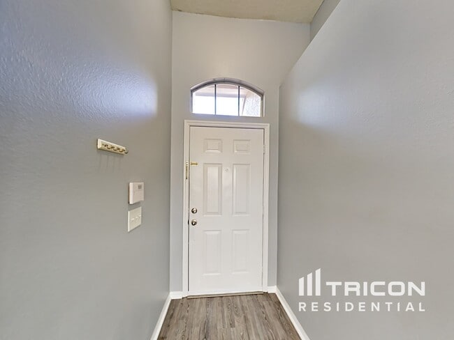 8821 Key W Cir in Tampa, FL - Building Photo - Building Photo