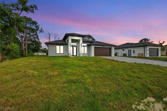 541 Chalet Ave S in Lehigh Acres, FL - Building Photo - Building Photo