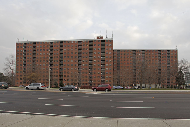 Queensway Manor in Mississauga, ON - Building Photo - Building Photo