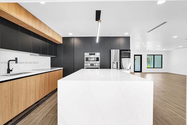10618 NE 11th Ave in Miami Shores, FL - Building Photo - Building Photo