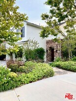 991 Deerhill Rd in Oak Park, CA - Building Photo