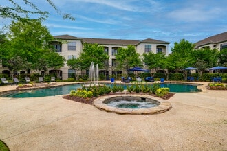 Paramount at Cedar Lodge in Baton Rouge, LA - Building Photo - Building Photo
