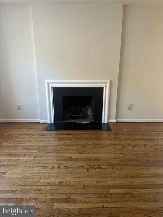 560 Colecroft Ct in Alexandria, VA - Building Photo