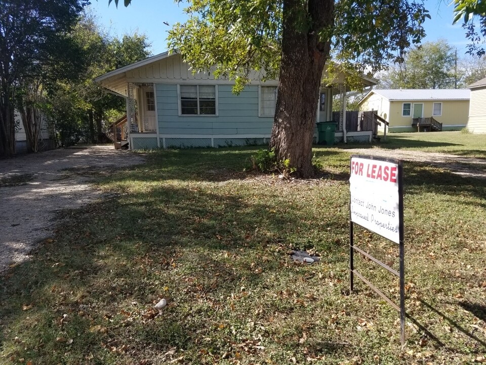 309 Fowzer St, Unit A in Taylor, TX - Building Photo