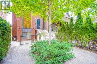 916 Manning Ave in Toronto, ON - Building Photo - Building Photo