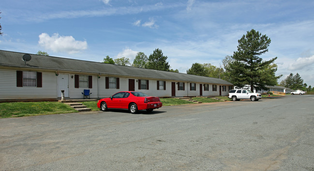 Forest Oaks and Forest Lane Apartments in Burlington, NC - Foto de edificio - Building Photo