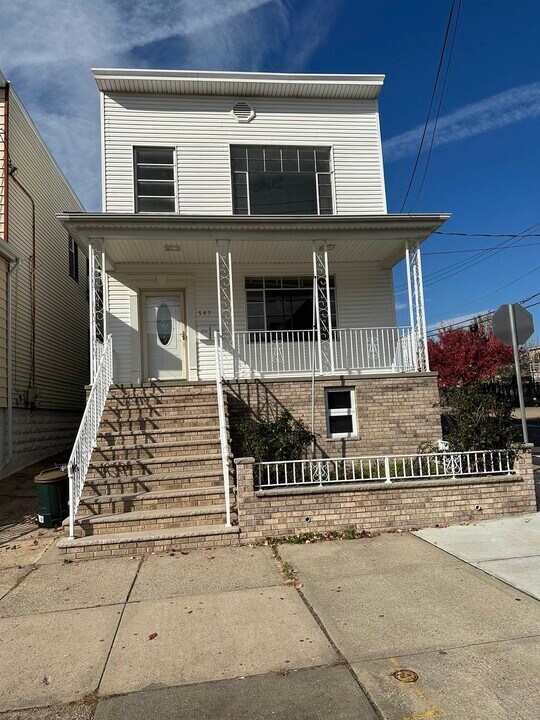 547 Avenue A in Bayonne, NJ - Building Photo