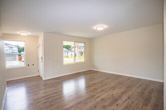 111 Carver Walk SE in Rainier, WA - Building Photo - Building Photo