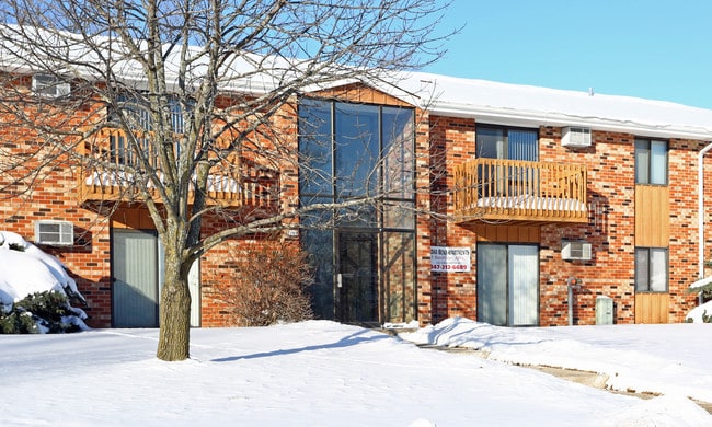 Cedar Bend Apartments in Racine, WI - Foto de edificio - Building Photo