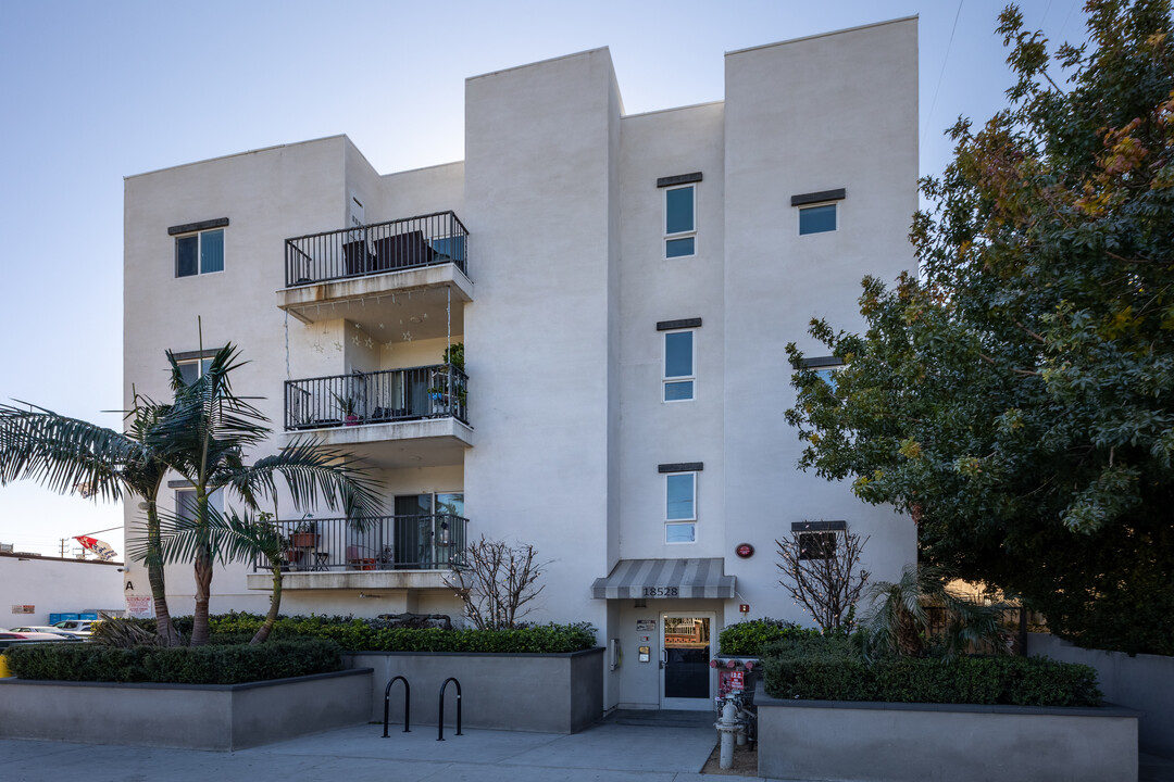 CHASE APARTMENTS in Northridge, CA - Building Photo