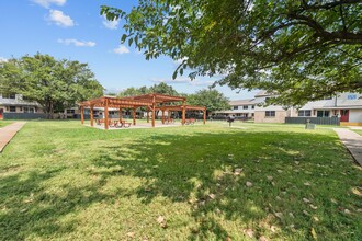 Donna Lynn Apartments in Grand Prairie, TX - Building Photo - Building Photo