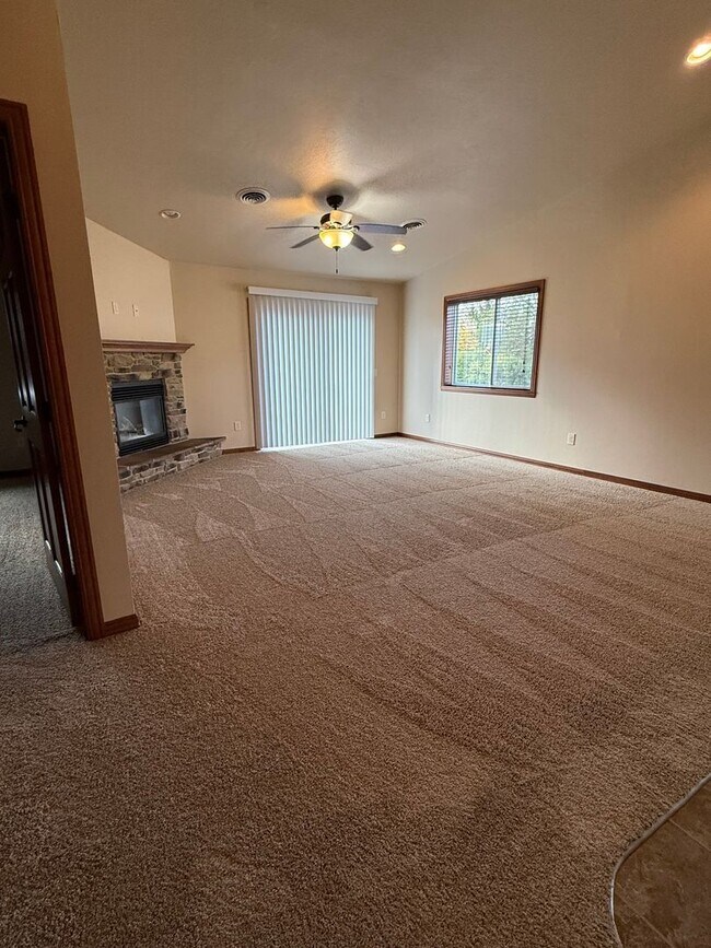 2122 S Broadway St in De Pere, WI - Building Photo - Building Photo