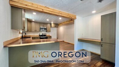 4323 Galice Rd in Merlin, OR - Building Photo - Building Photo